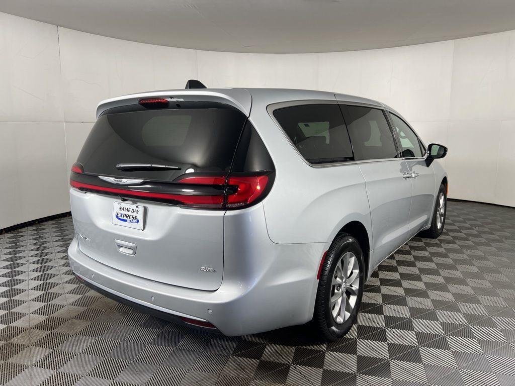 Used 2026 Silver Mist Clearcoat Chrysler Select image 11