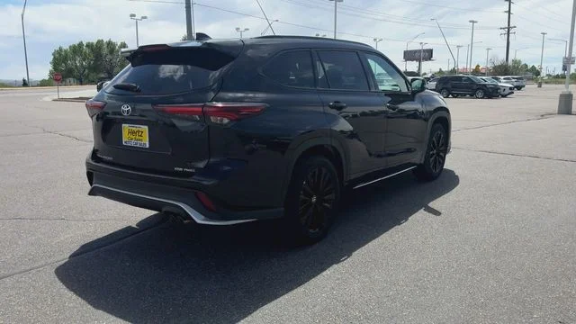 2025 Toyota Highlander LE - Photo 8