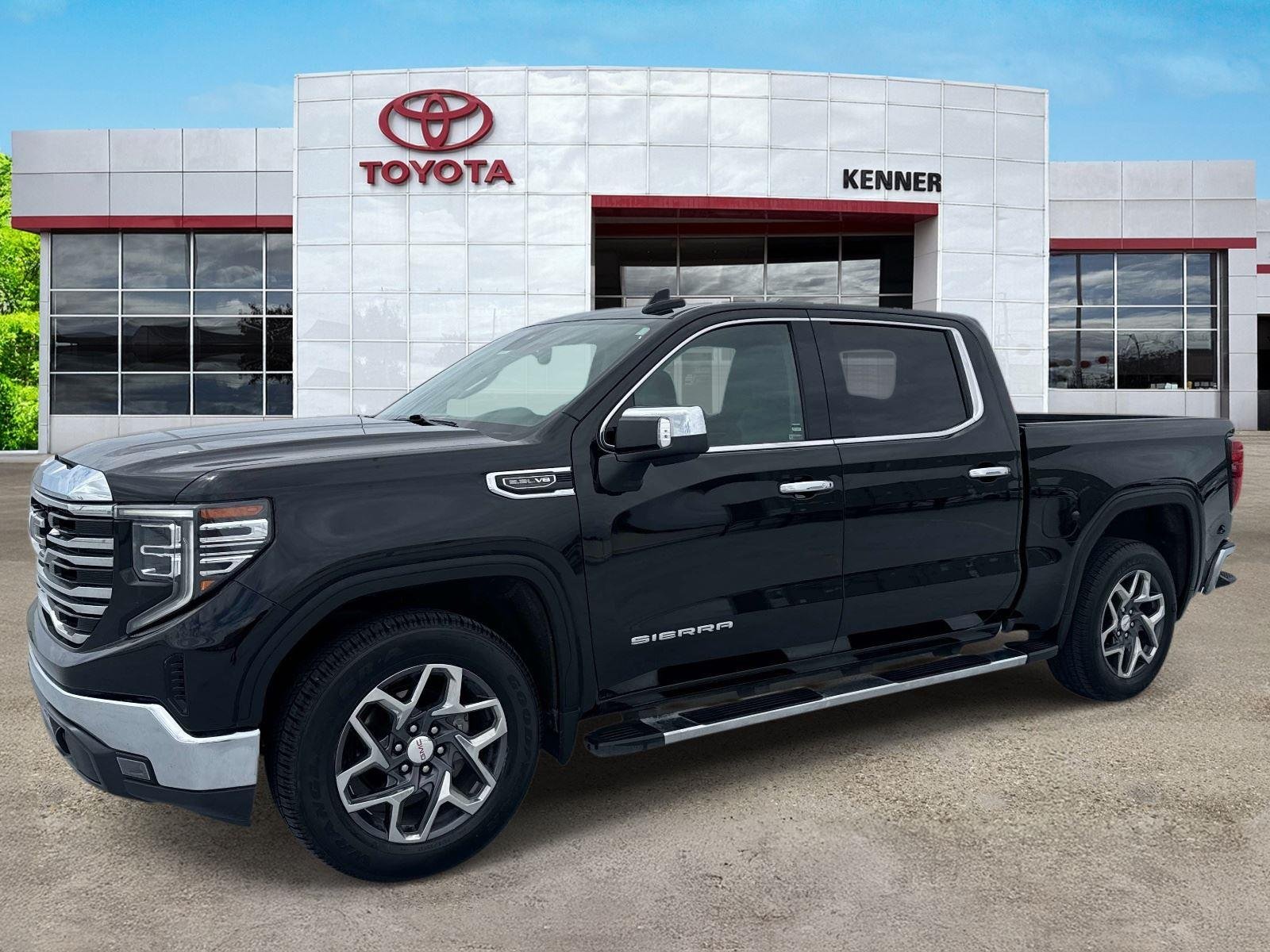 Used 2022 Onyx Black GMC SLT image 3