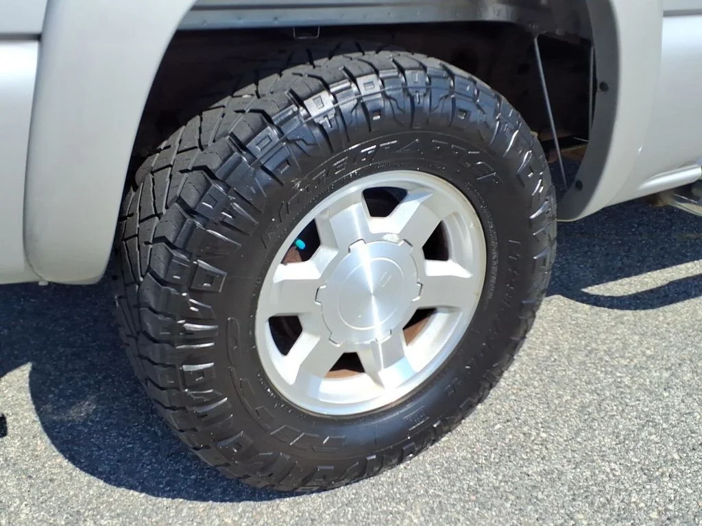 Used 2005 Silver GMC SLT image 33