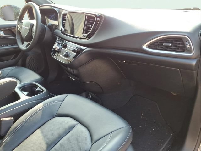 Used 2025  Chrysler Select image 25