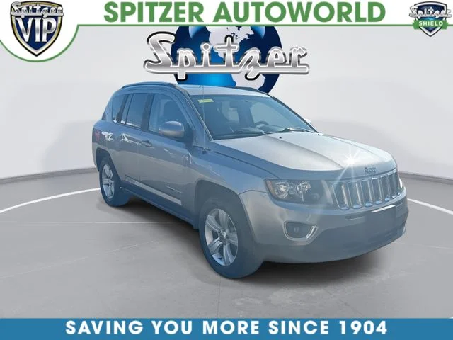Used 2015 Silver Jeep Latitude image 2