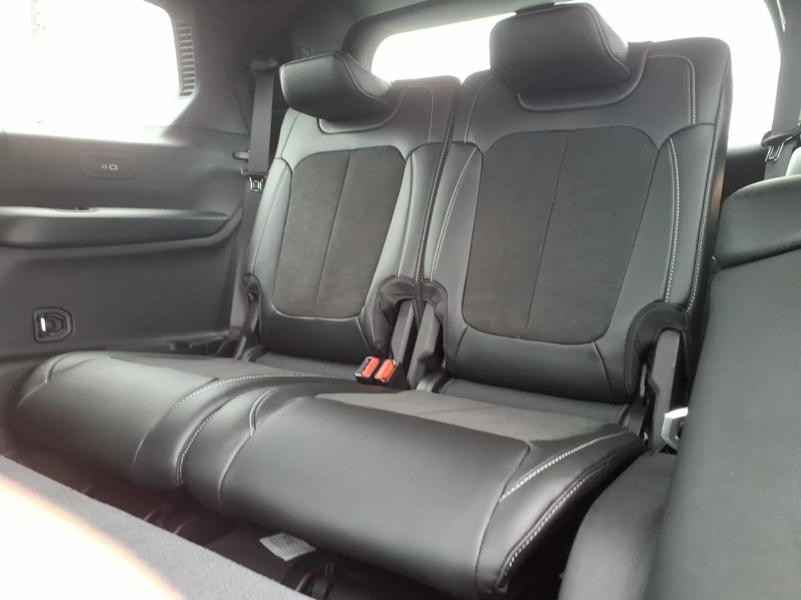 New 2026 Diamond Black Crystal Pearlcoat Jeep Laredo Altitude image 17