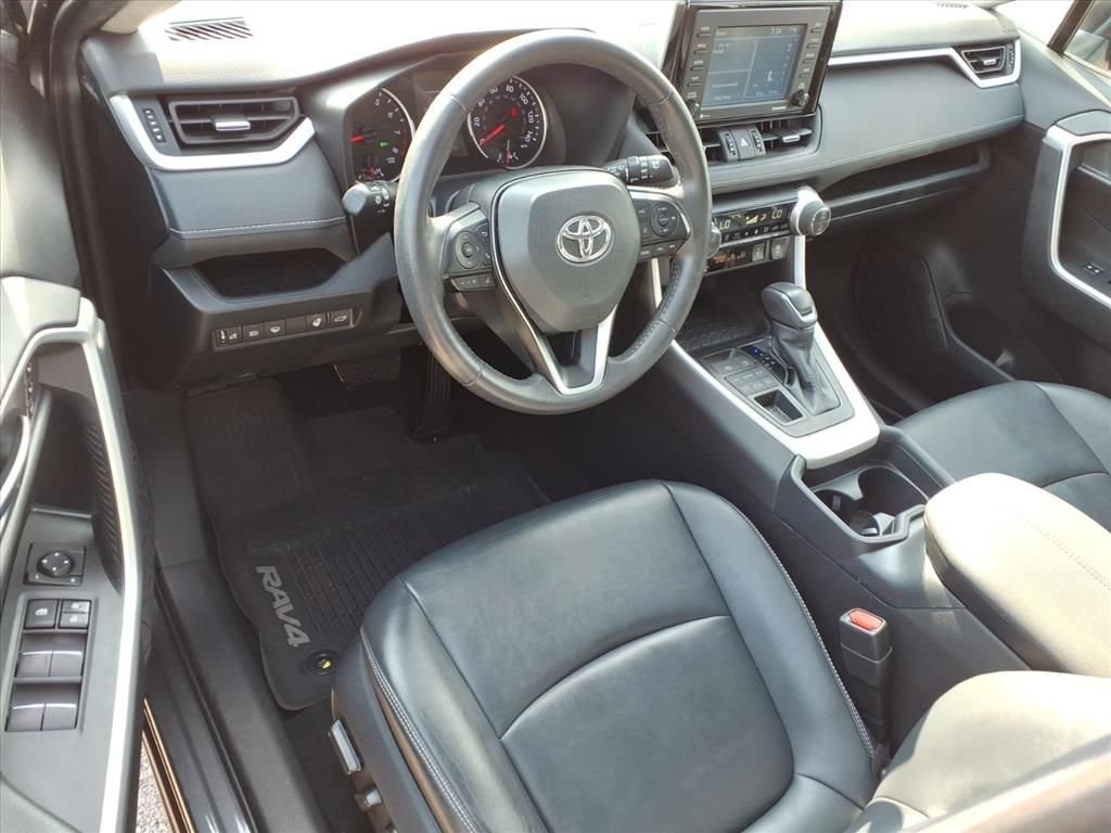 Used 2020 Gray Toyota XLE Premium image 17