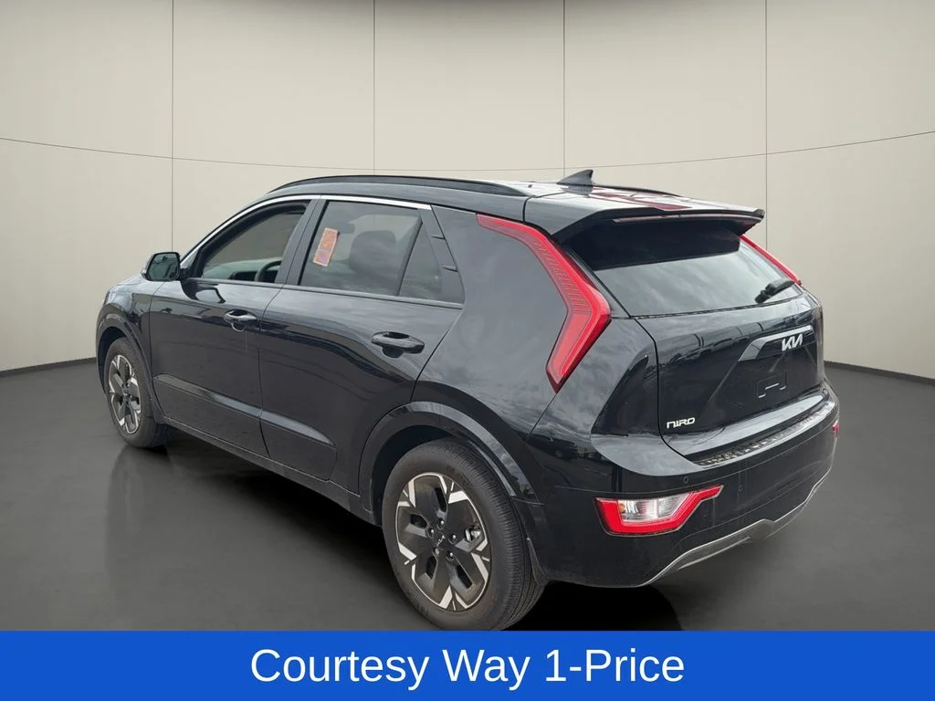 Used 2025 Black Kia Wind image 6