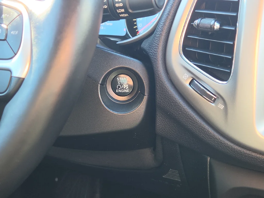 Used 2017 Black Jeep Latitude image 11