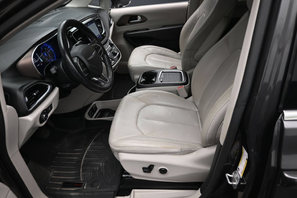 Used 2018 Gray Chrysler Touring L Plus image 19