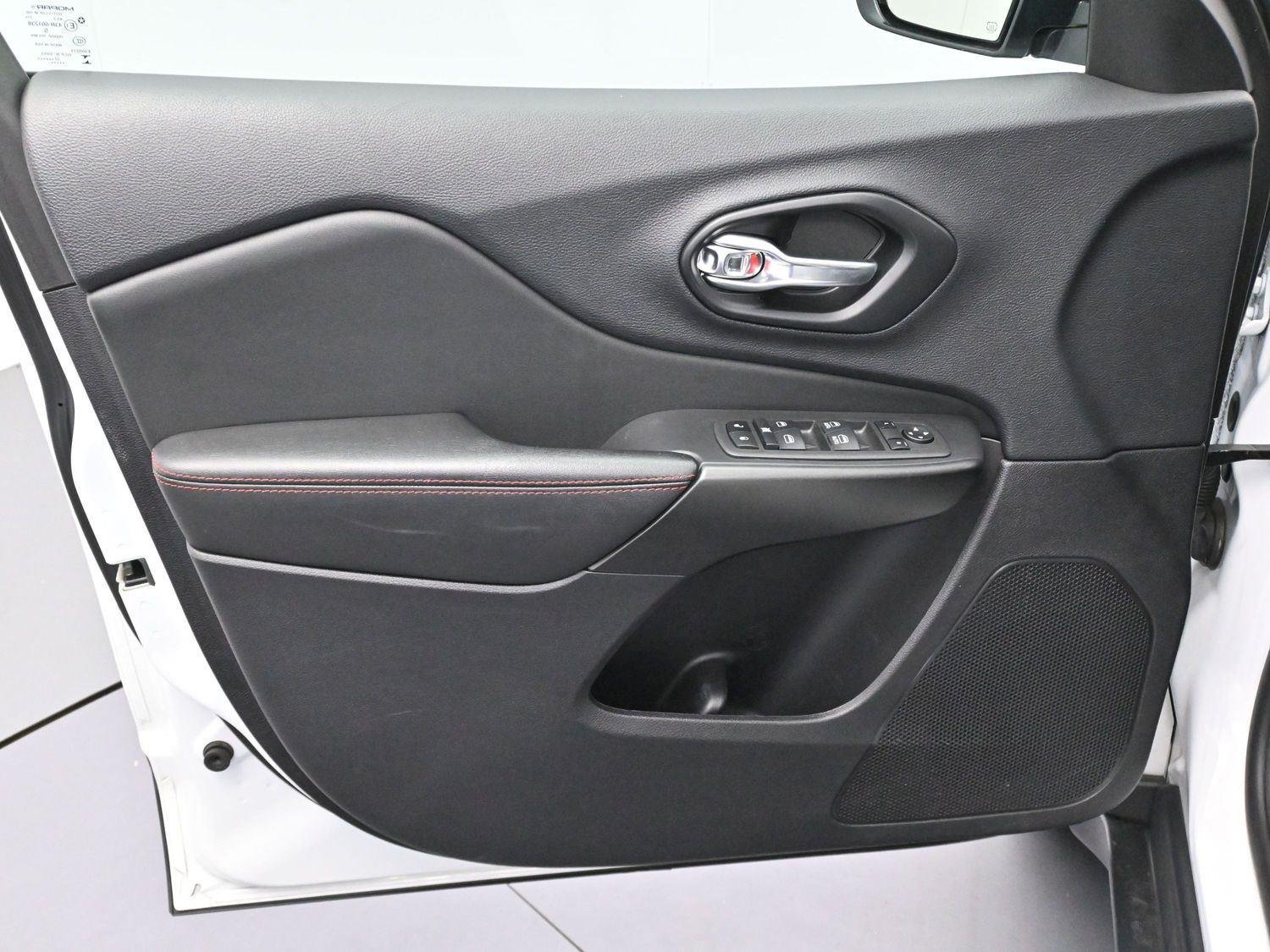 Used 2022 White Jeep Trailhawk image 10
