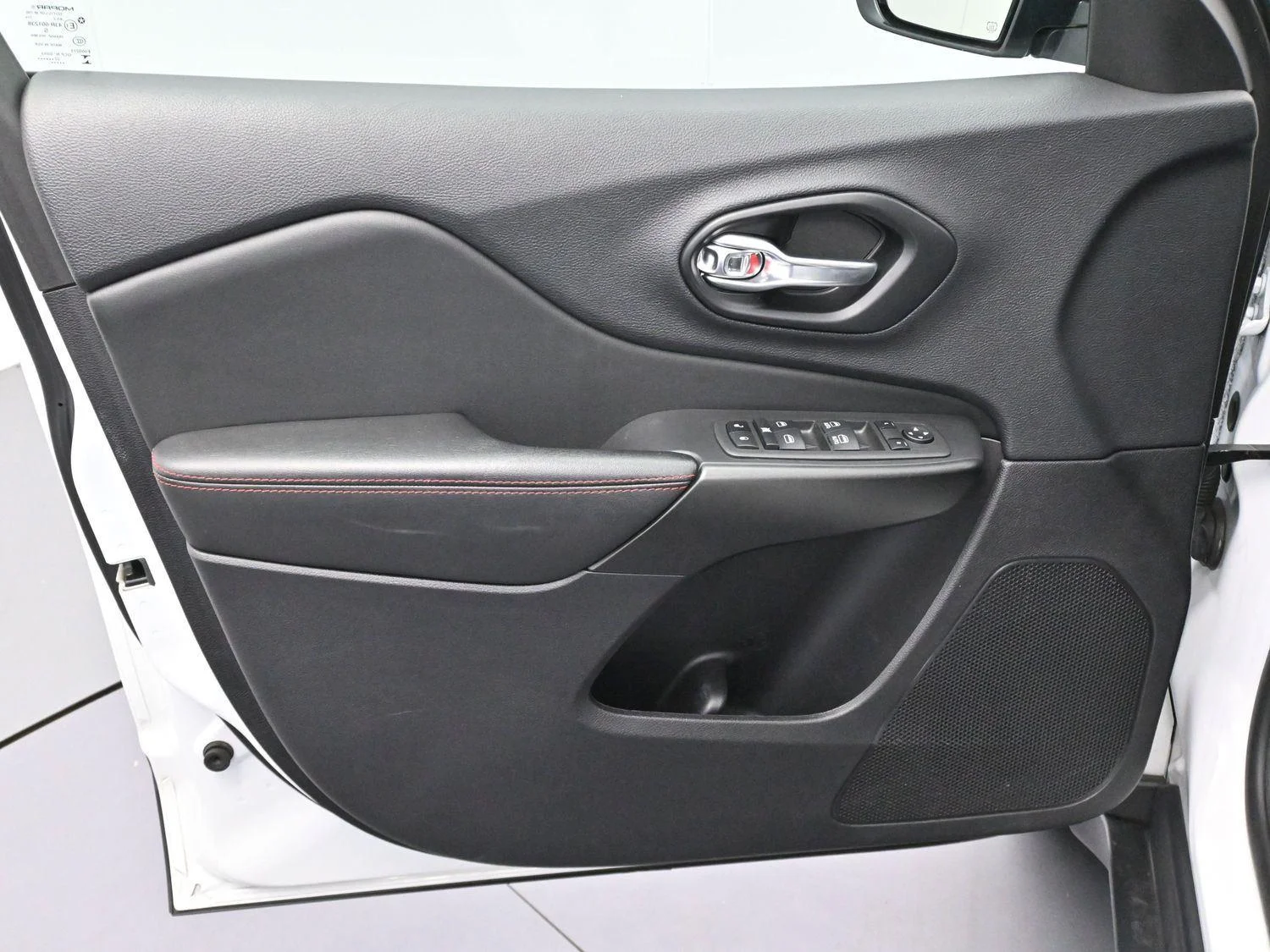 Used 2022 White Jeep Trailhawk image 10