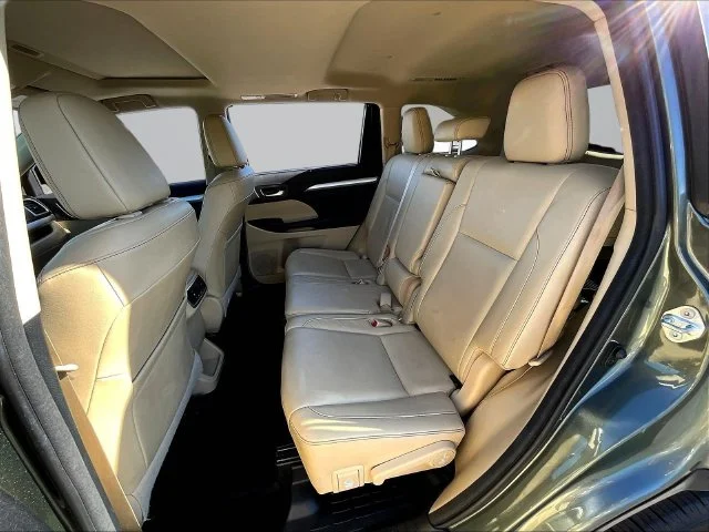 Used 2018 Green Toyota XLE image 25