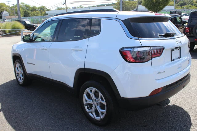 Used 2024 White Jeep Latitude image 27