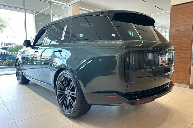 New 2026 Belgravia Green Land Rover SE image 3