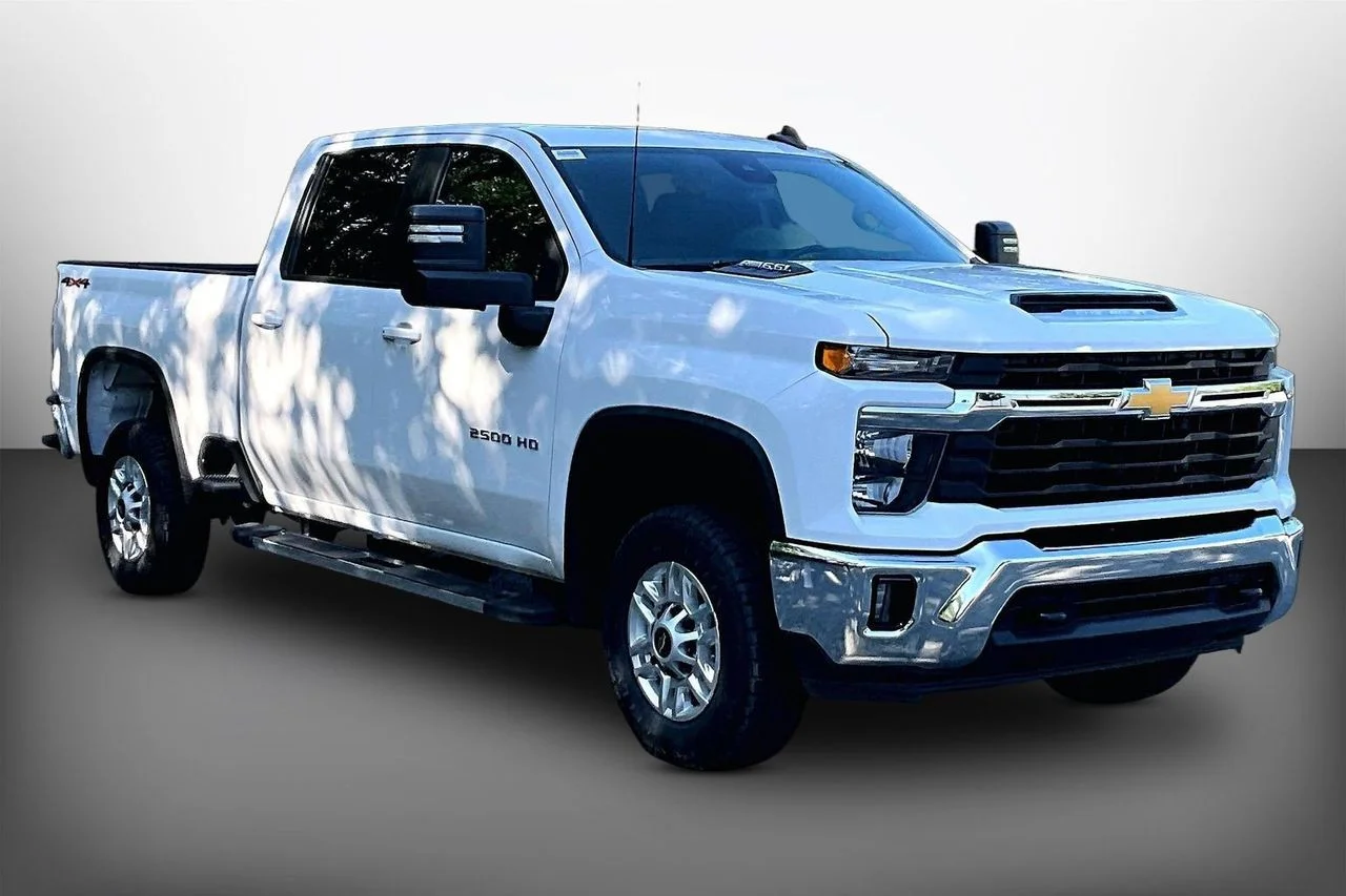 Used 2025 White Chevrolet LT image 2