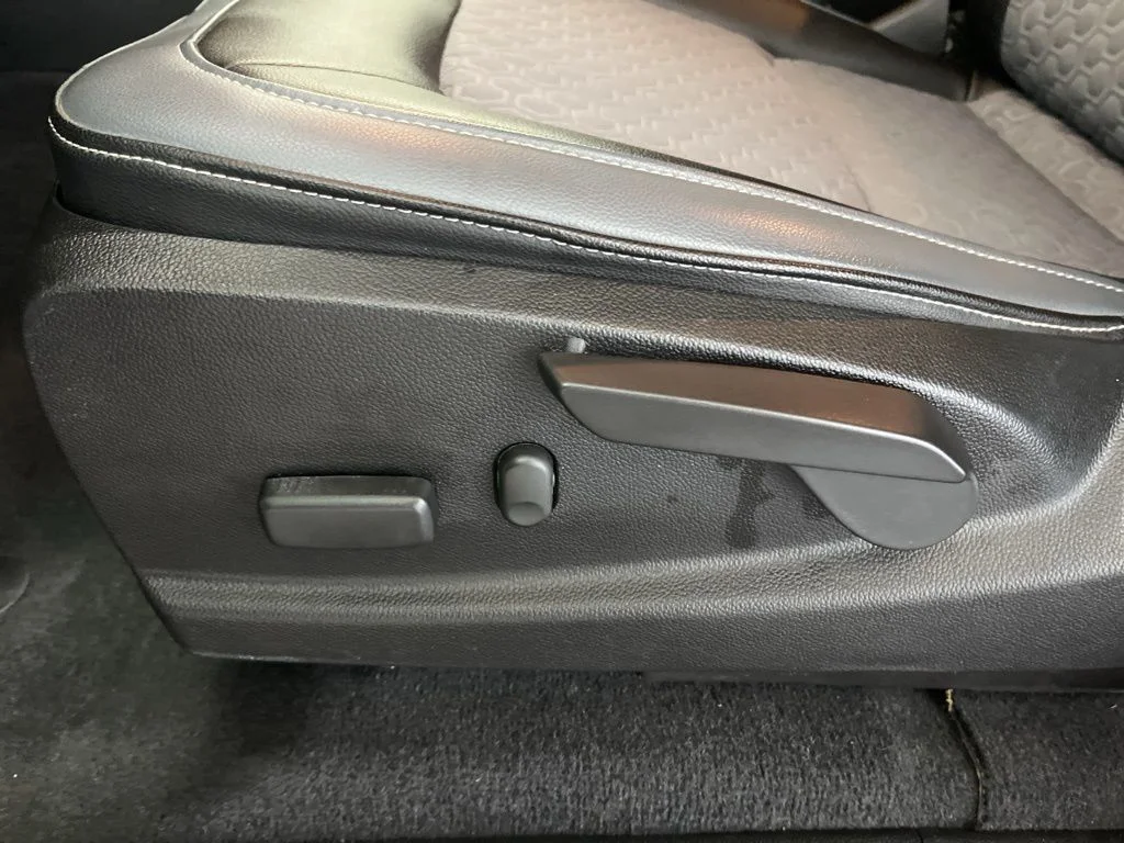 Used 2020 Silver Chevrolet Z71 image 19