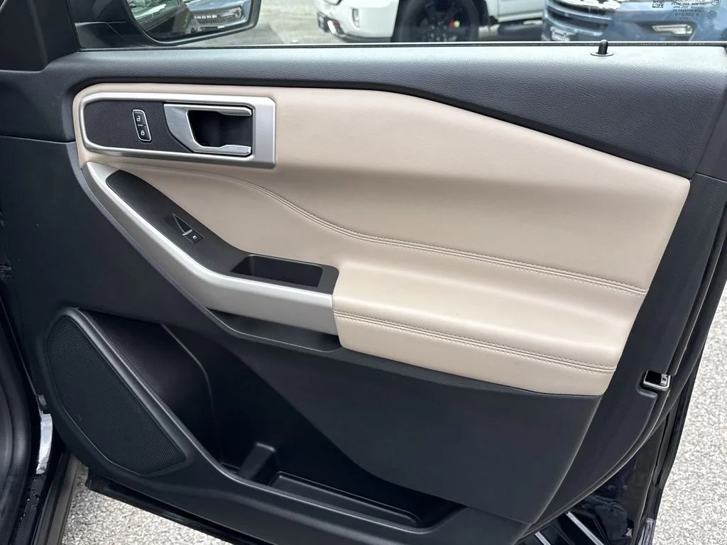 Used 2023 Agate Black Metallic Ford XLT image 30