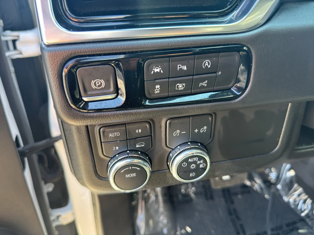 Used 2025 White GMC Denali image 25