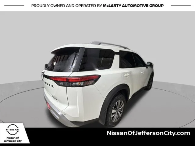 Used 2022 White Nissan SL image 6