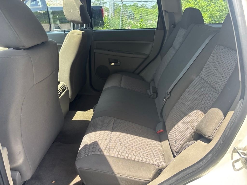 Used 2009 Stone White Jeep Laredo image 27
