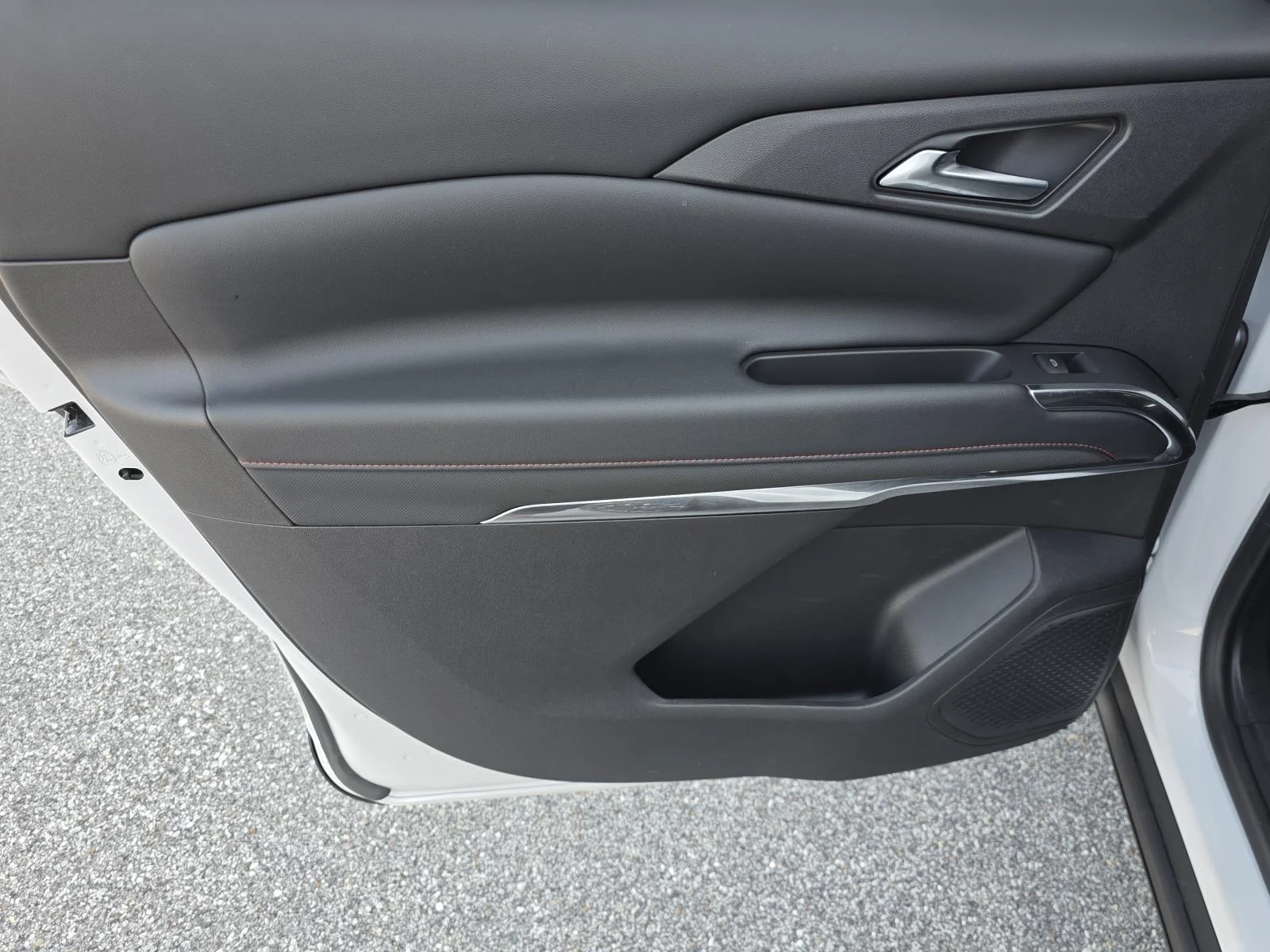 Used 2025 Pearl Chevrolet Z71 image 41