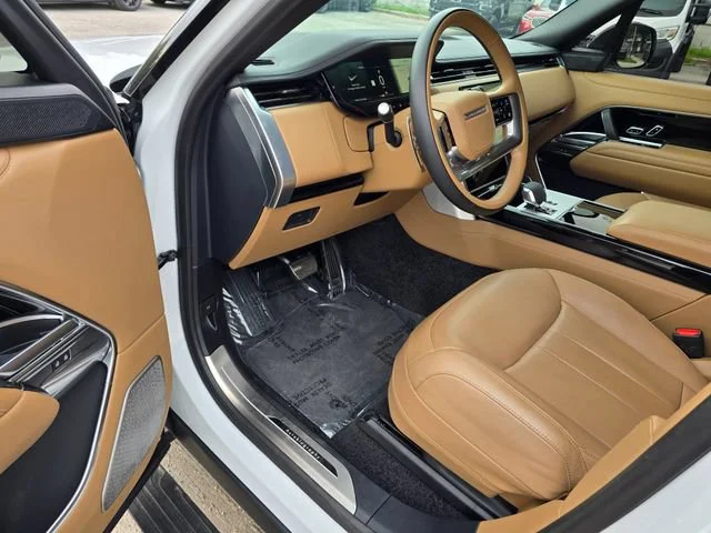 Used 2025 Ostuni Pearl Wht Prem Met Land Rover Autobiography image 18
