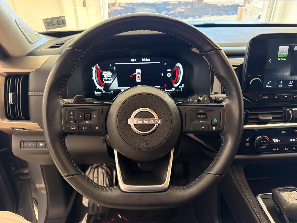 Used 2024 2t Gry Blk Roof Nissan Platinum image 25