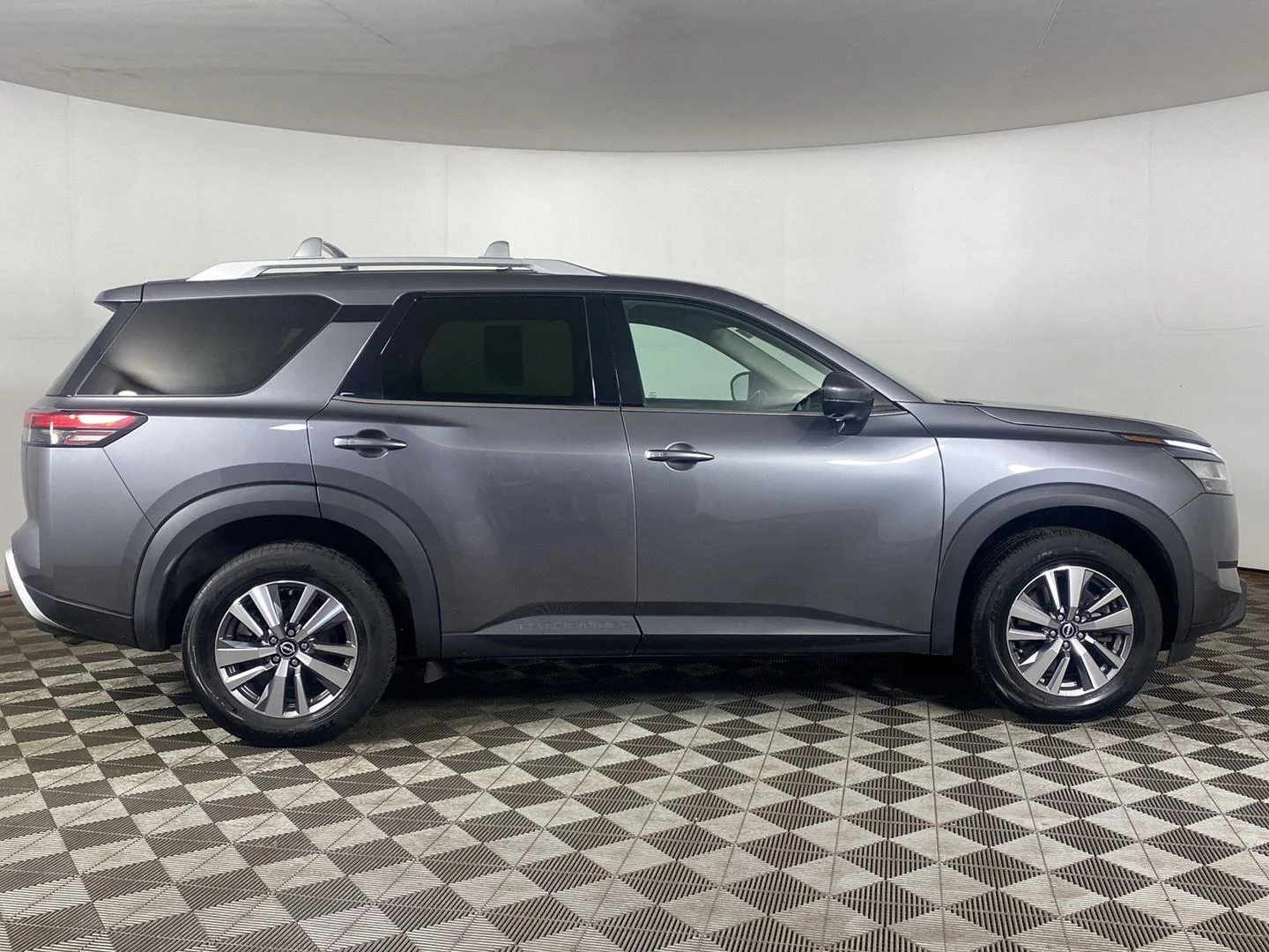 Used 2023 Gun Metallic Nissan SL 4WD image 26