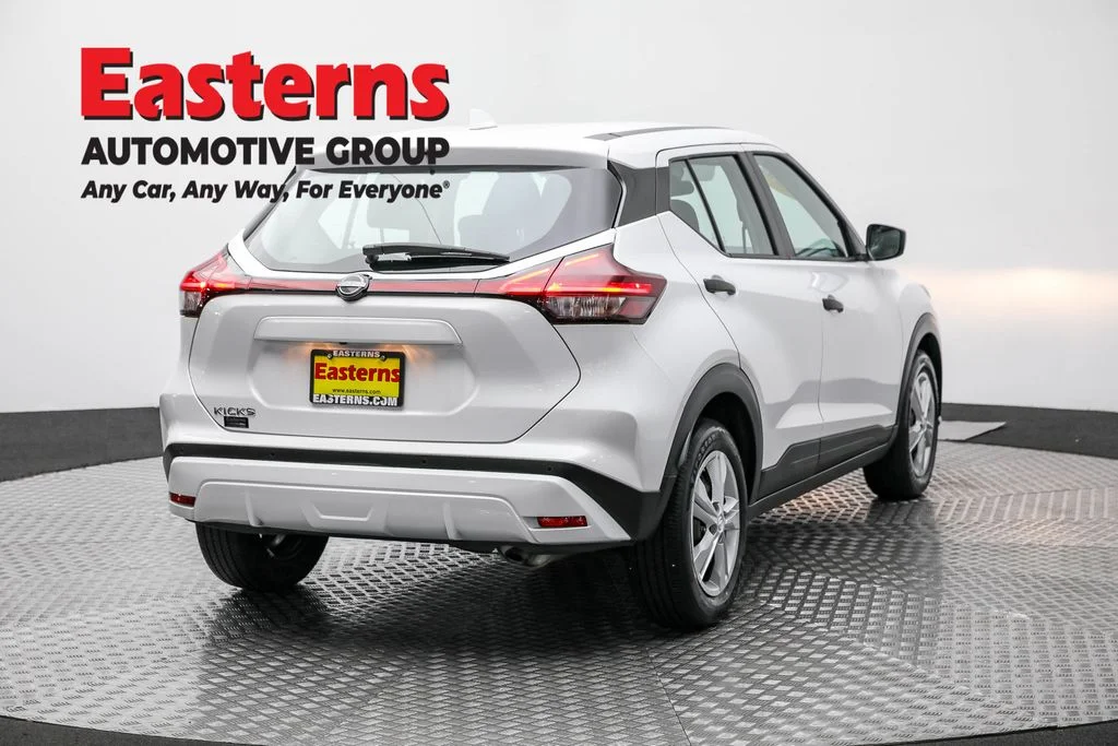 Used 2022 White Nissan S image 5