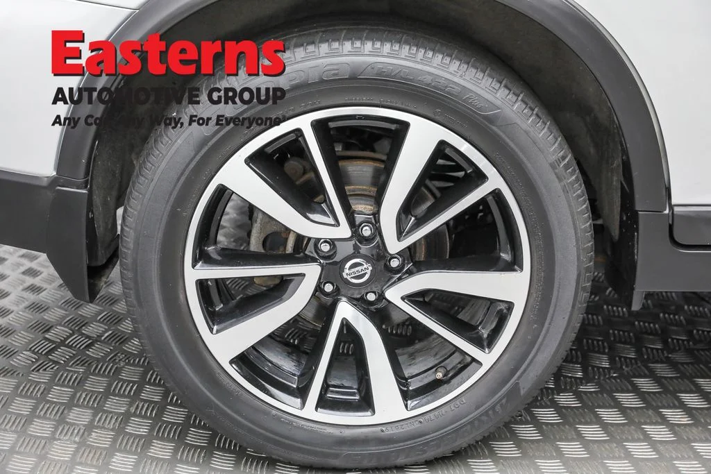 Used 2020 Silver Nissan SL image 29