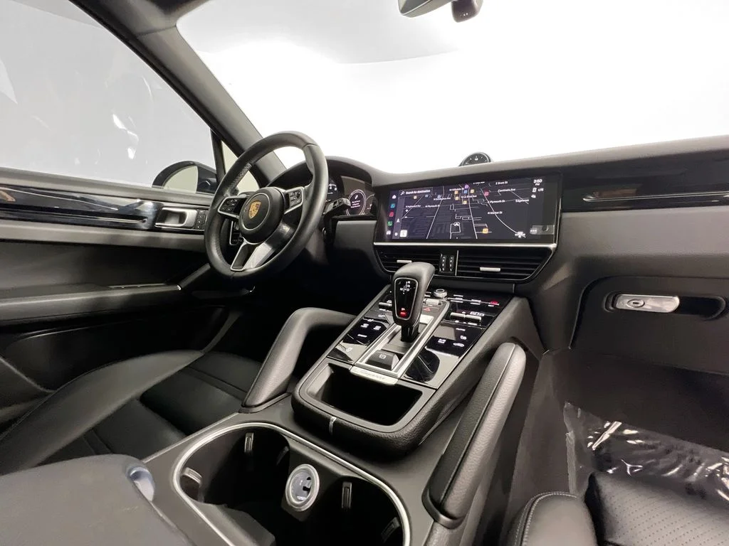 Used 2023  Porsche Base image 33