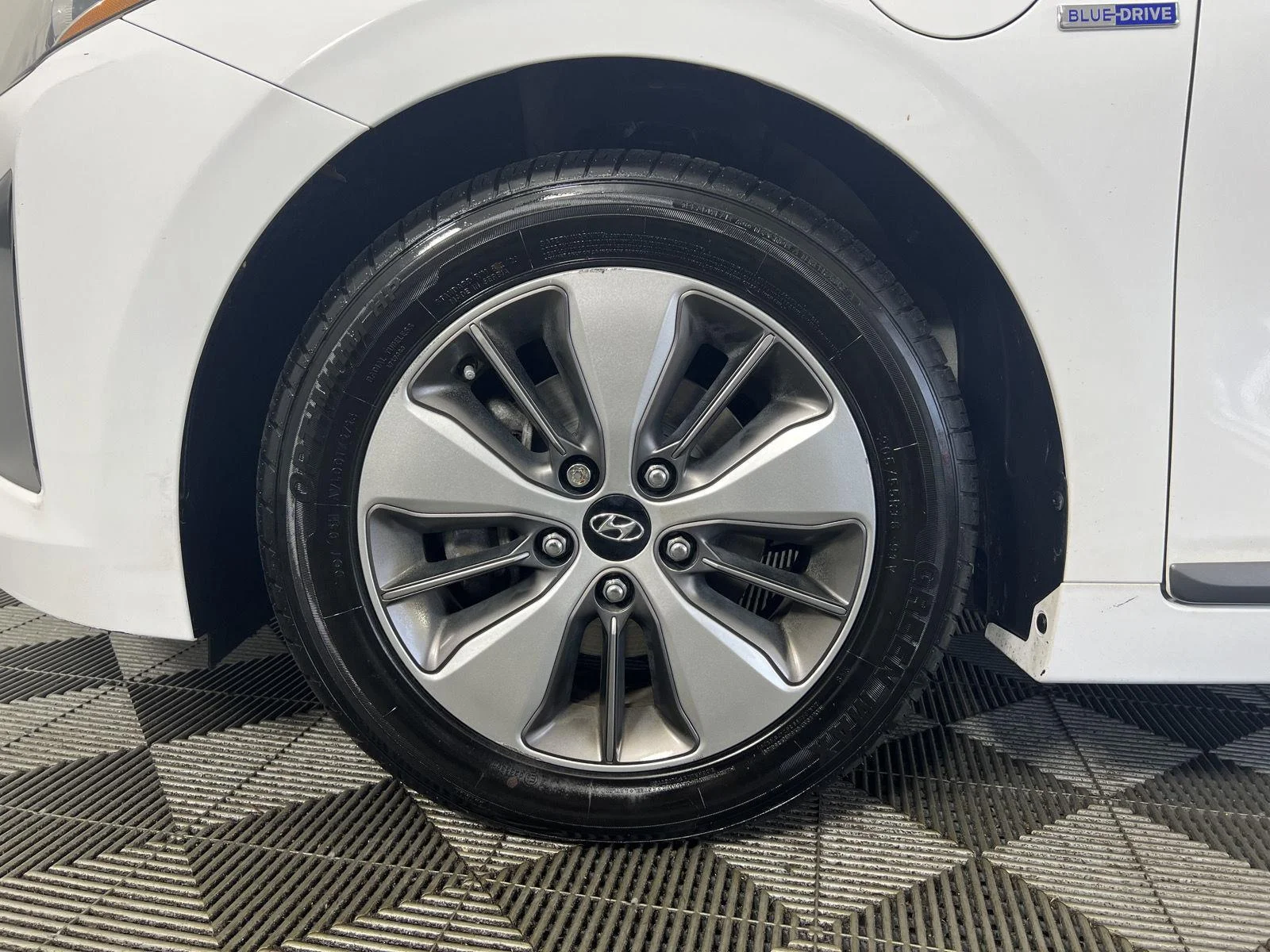 Used 2019 Ceramic White Hyundai Limited image 6