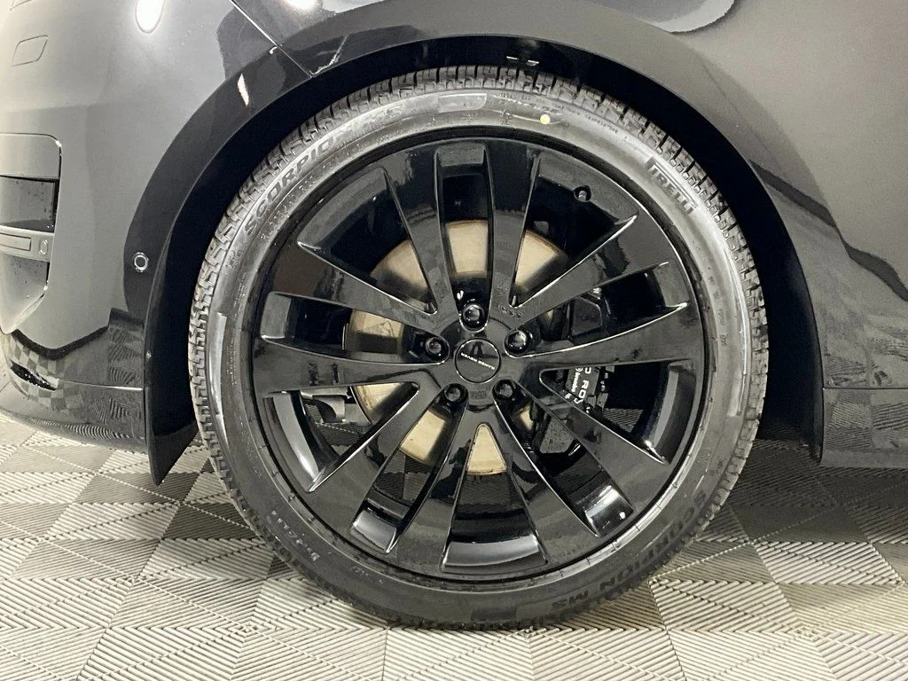 New 2026 Santorini Black Land Rover Dynamic SE image 9