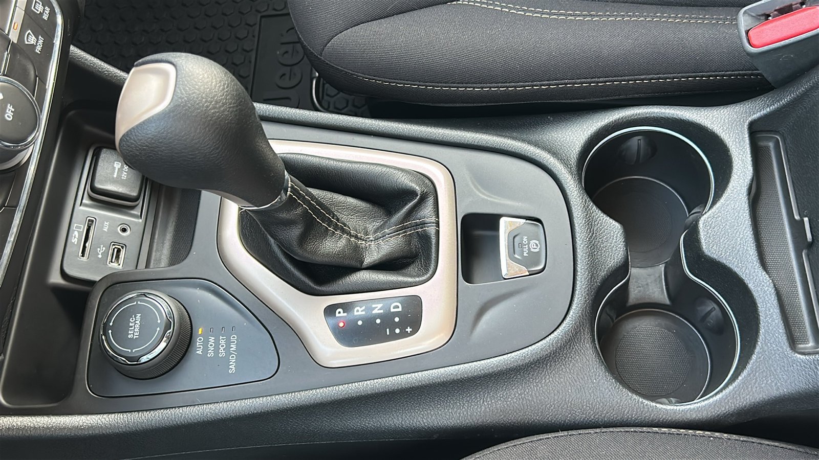 Used 2017 Black Jeep Latitude image 29