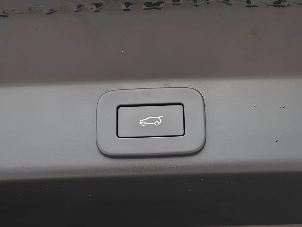 Used 2023 Carpathian Gray Premium Metallic Land Rover SE image 17