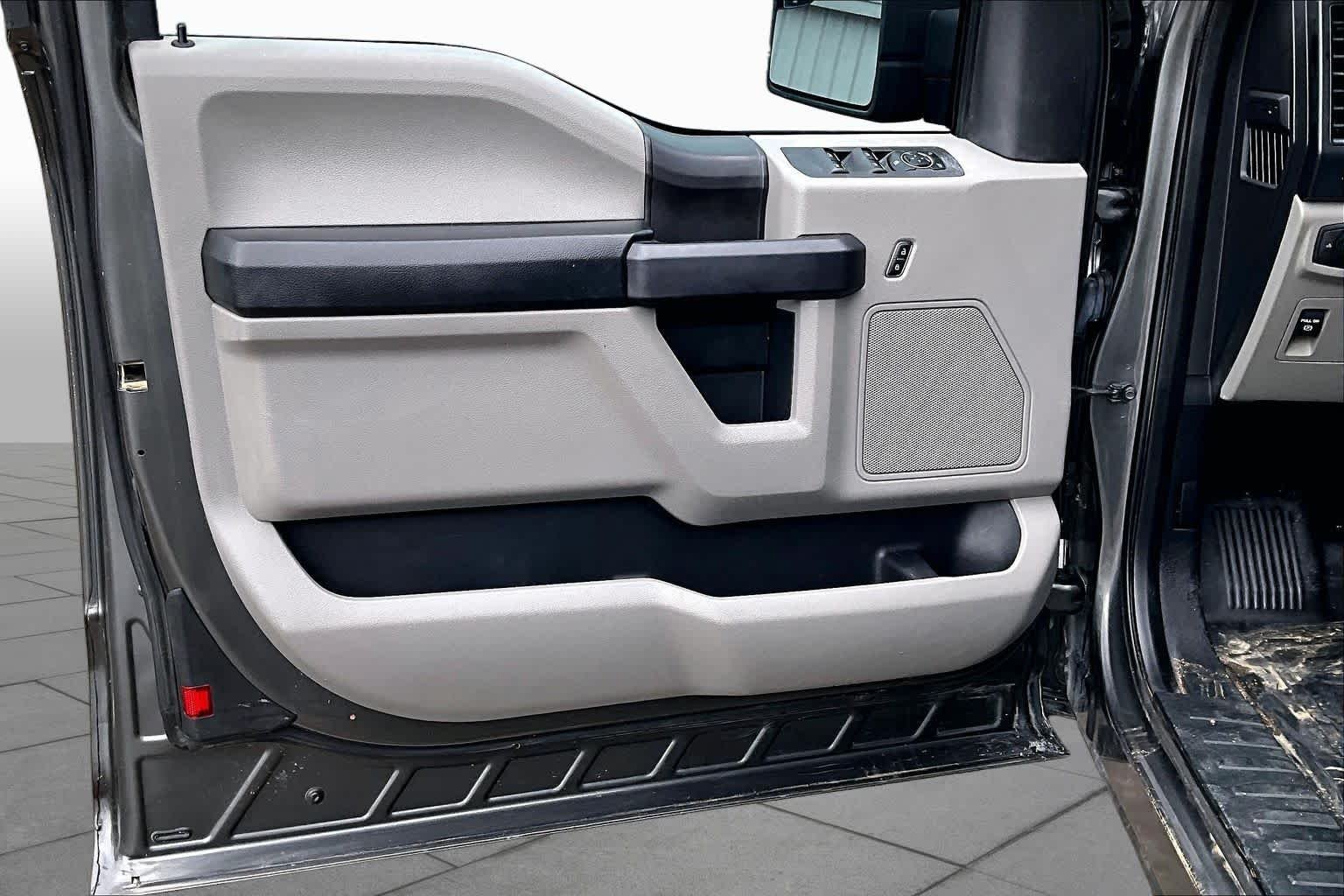 Used 2015 Magnetic Metallic Ford XL image 22