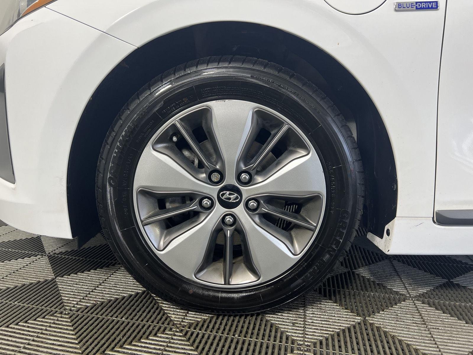 Used 2019 Ceramic White Hyundai Limited image 6