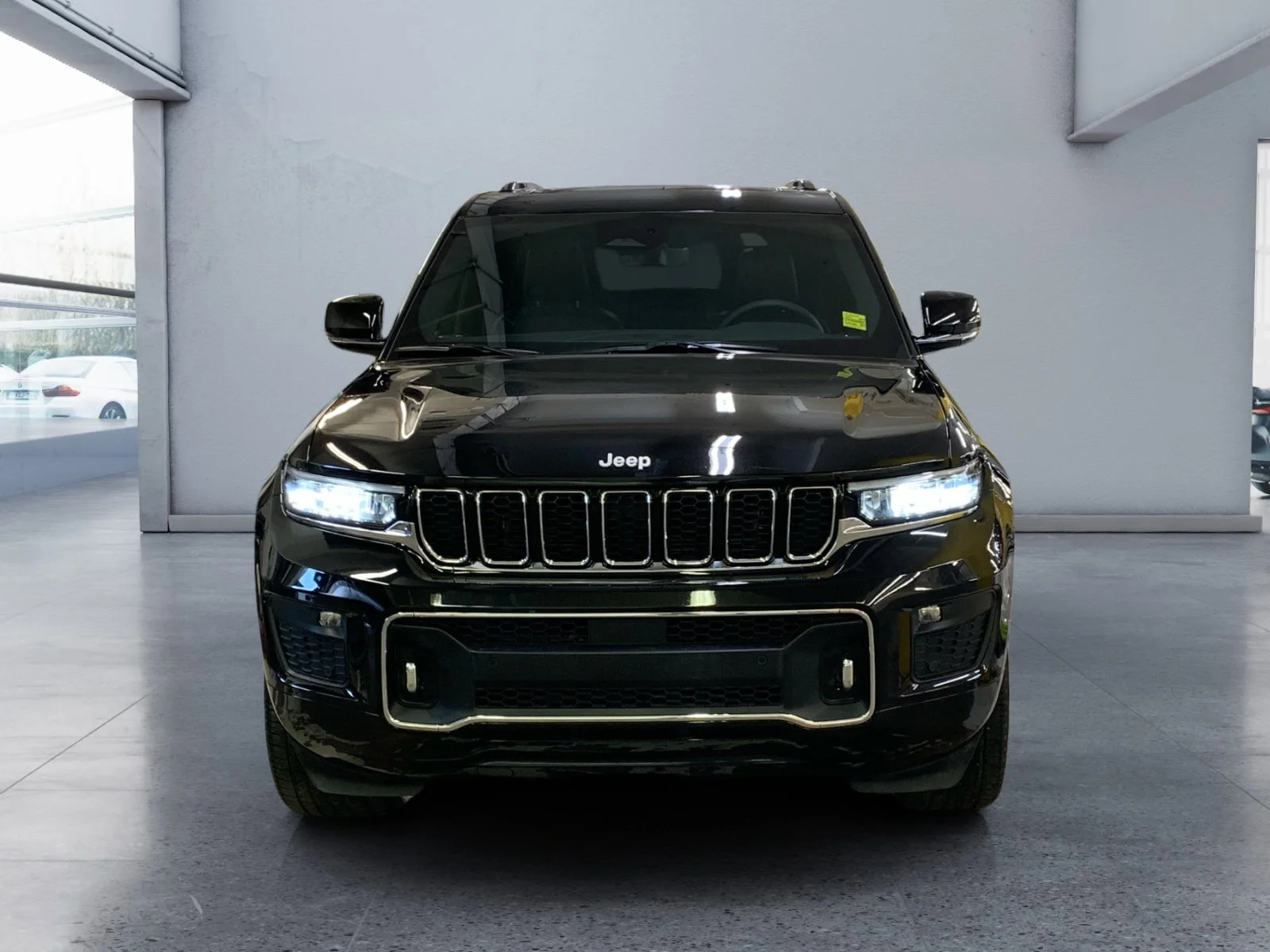 Used 2025 Diamond Black Crystal Pearl Jeep Overland image 8