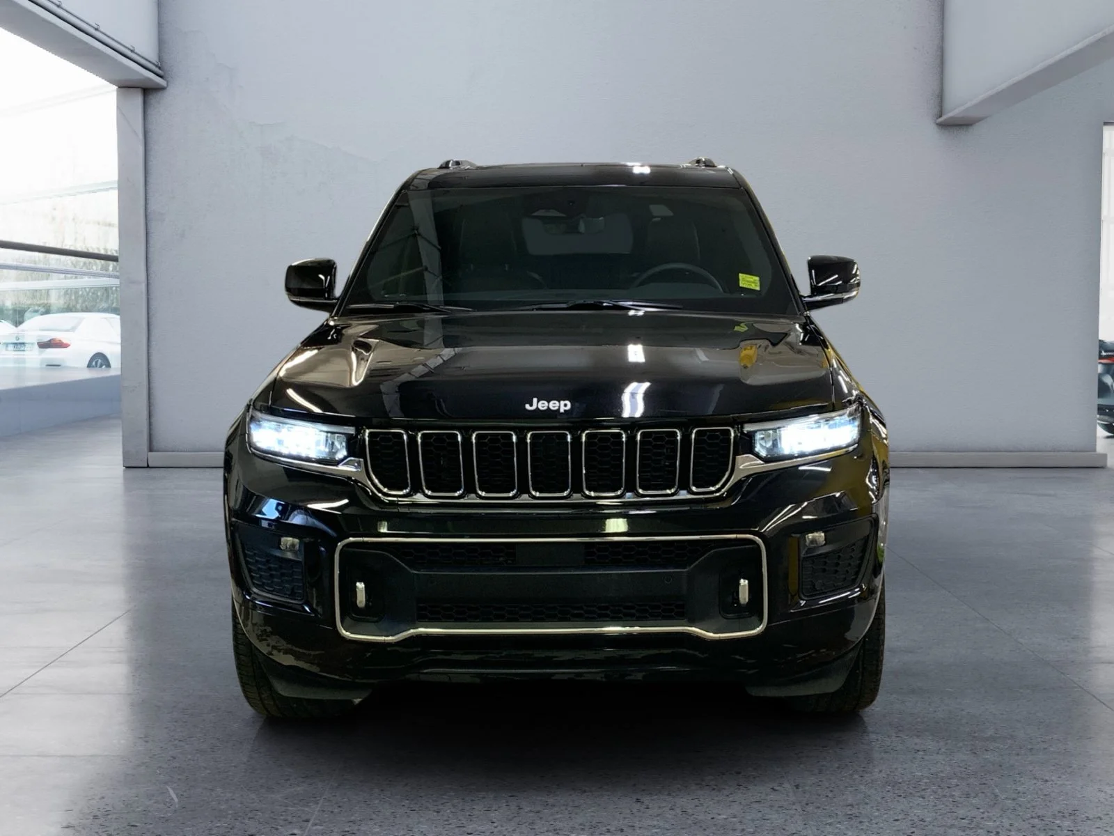 Used 2025 Diamond Black Crystal Pearl Jeep Overland image 8