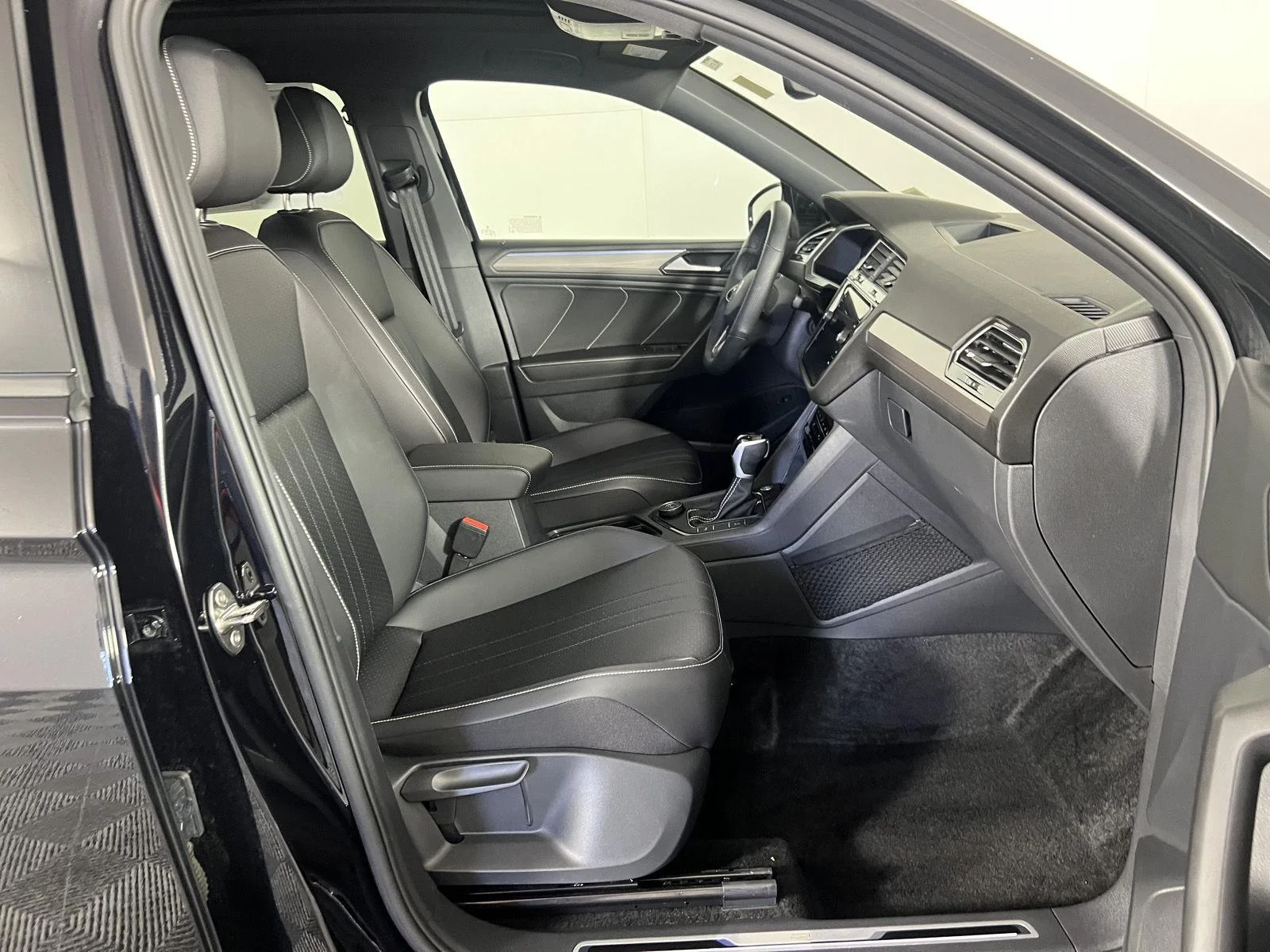 Used 2024  Volkswagen SE R-Line Black image 12