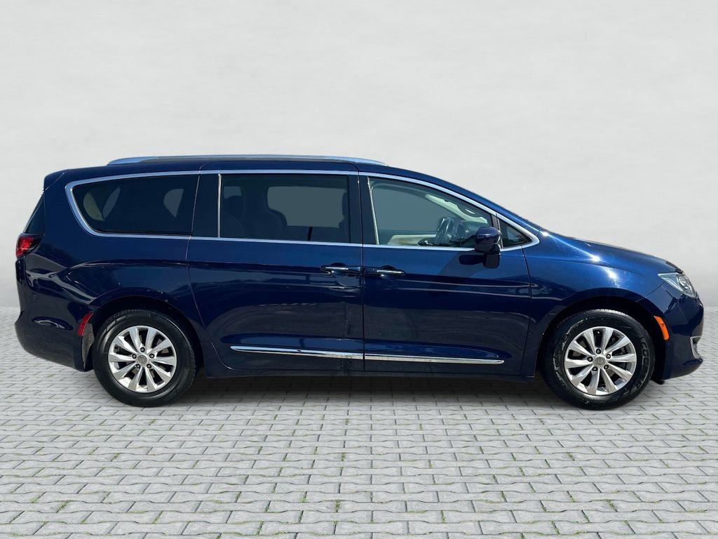 Used 2019 Blue Pearl Chrysler Touring L image 4