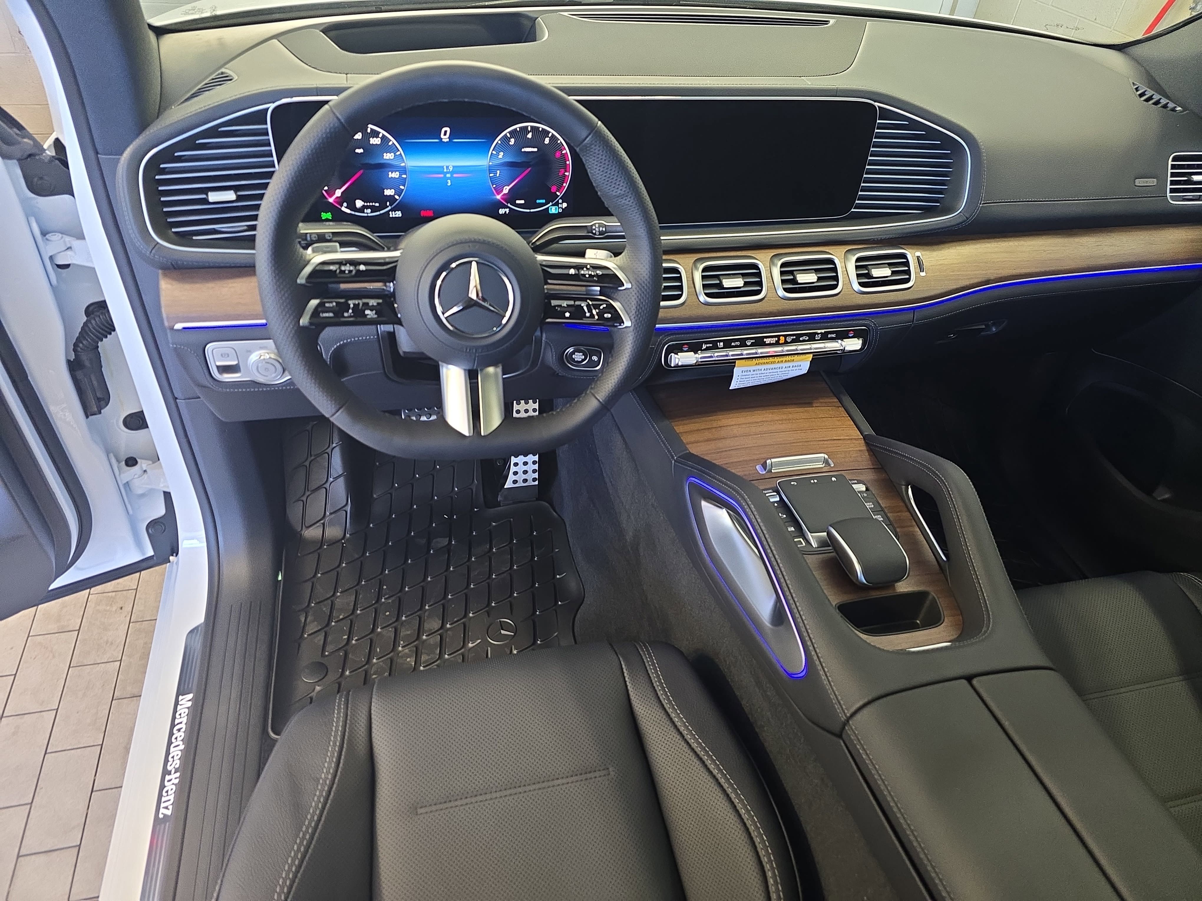 New 2026 MANUFAKTUR Moonlight White Metallic Mercedes-Benz GLE450 image 16