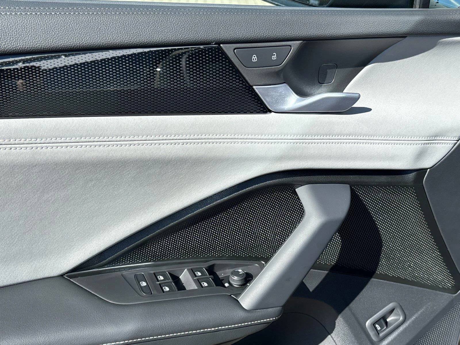 New 2027  Volkswagen SE R-Line Black image 14