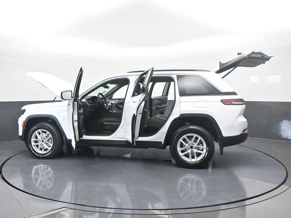 Used 2025 Bright White Clearcoat Jeep Laredo X image 68