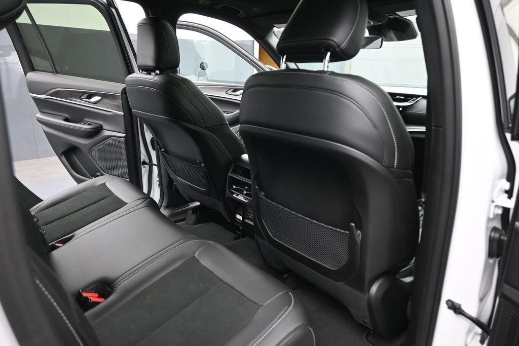 New 2026 Bright White Clear-Coat Exterior Paint Jeep Altitude image 25