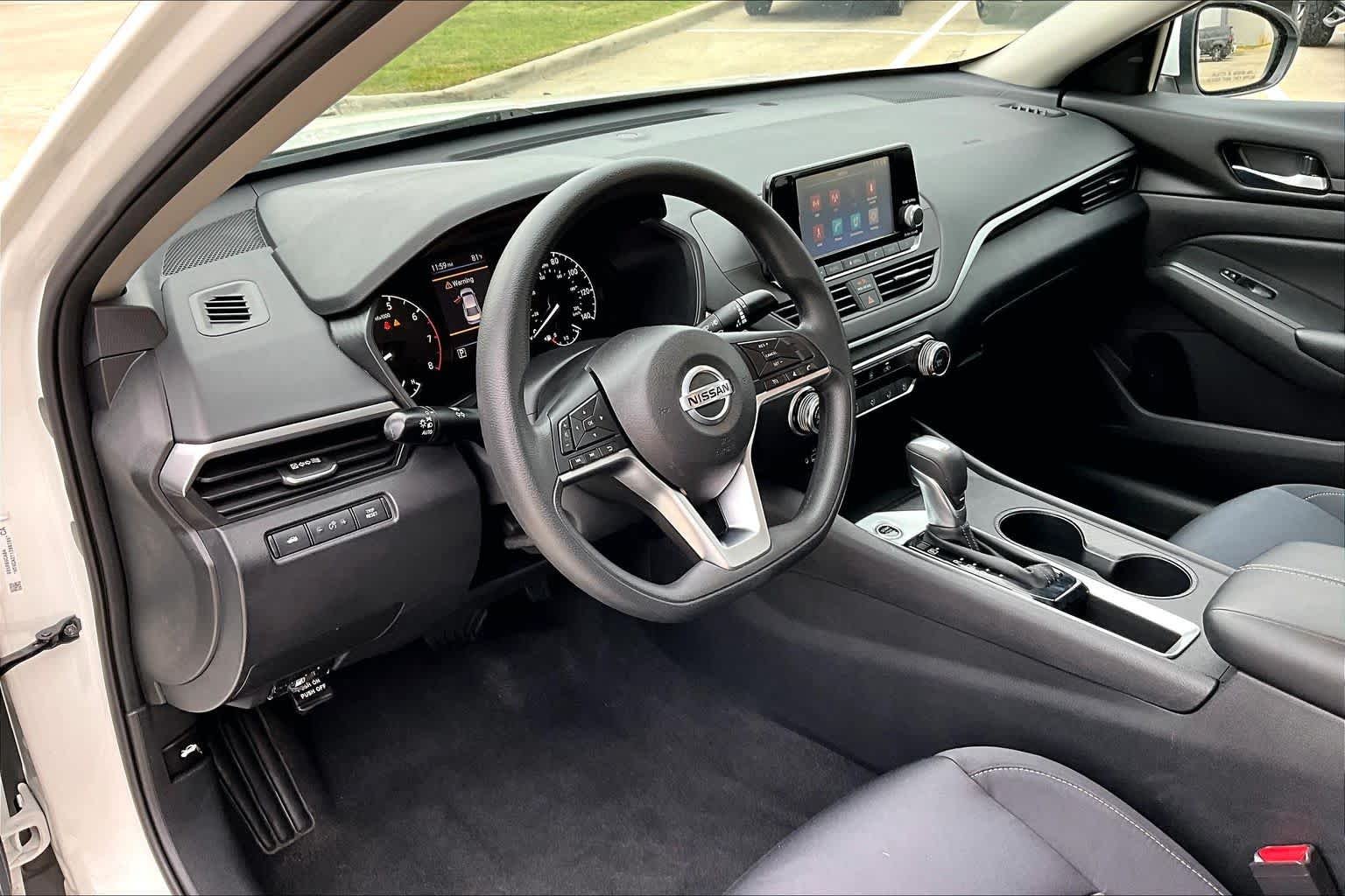 Used 2021 Glacier White Nissan 2.5 S image 18