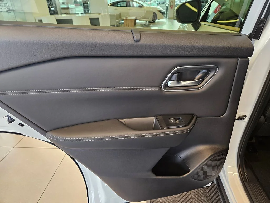 New 2026 Everest White Pearl TriCoat Nissan Platinum image 25