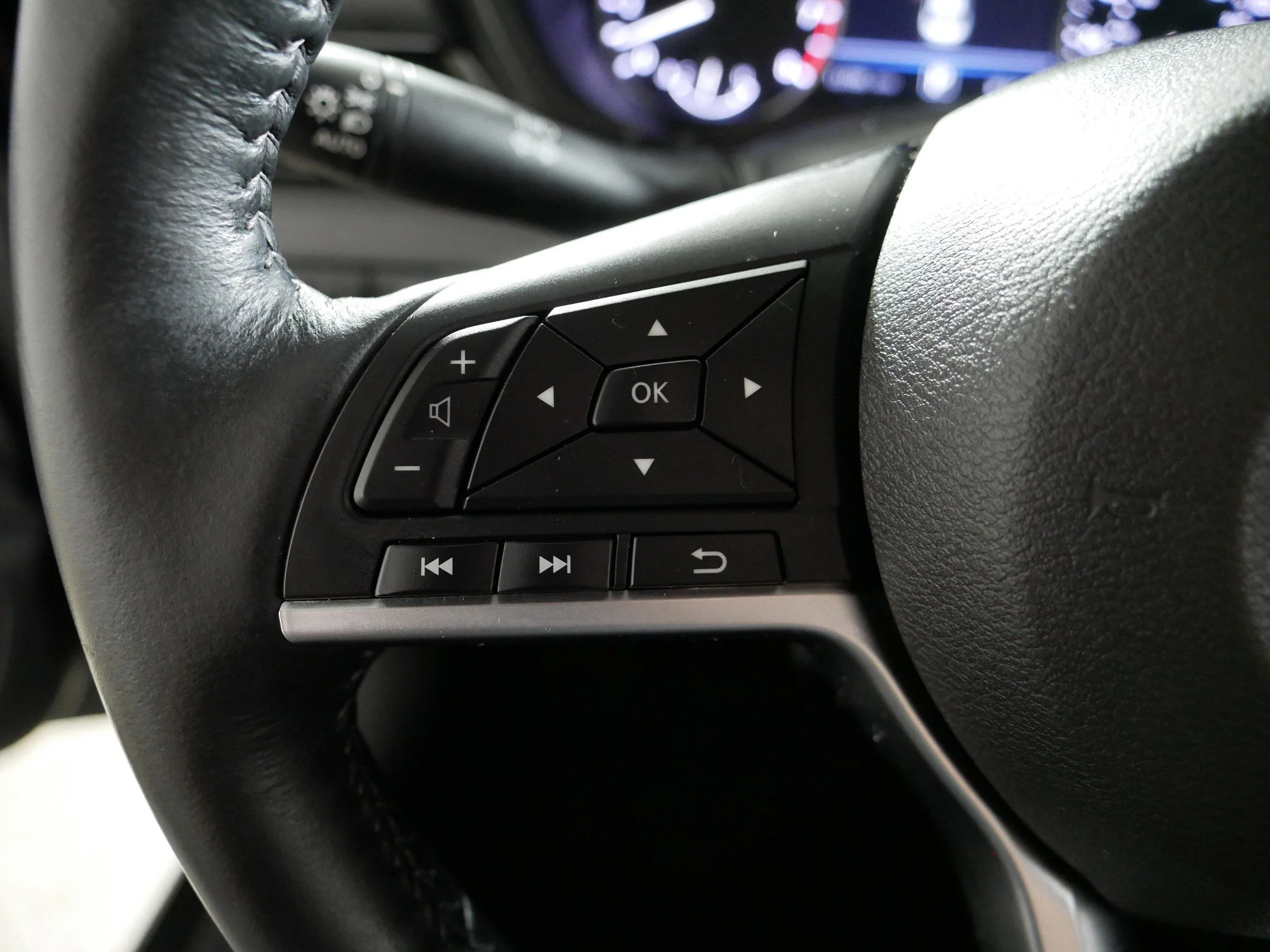 Used 2023 Super Black Nissan SV image 27