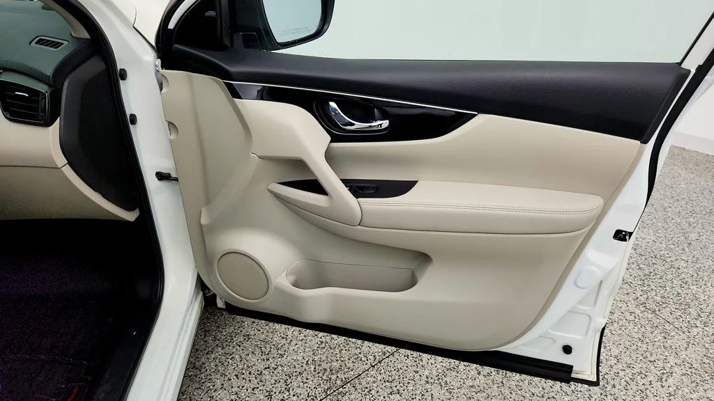 Used 2019 Pearl White Tricoat Nissan AWD SL w/ Premium Package, Moonroof & Bose Audio image 25
