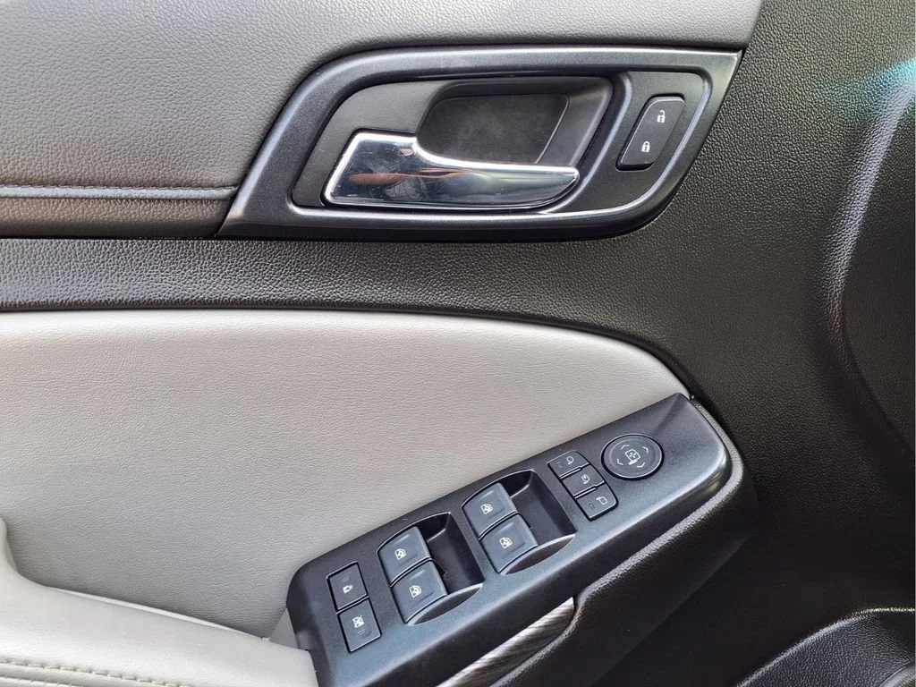 Used 2020 SHADOW GRAY METALLIC Chevrolet LT image 26