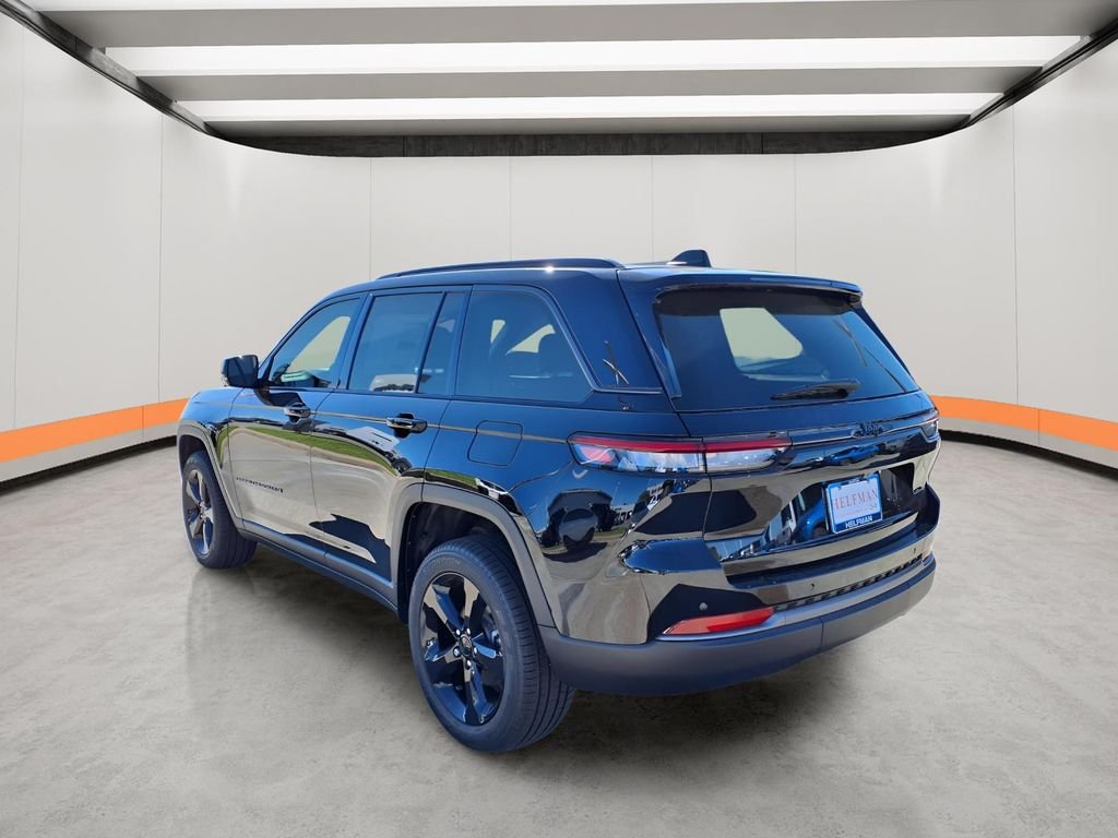 New 2026 Diamond Black Crystal Pearl-Coat Exterior Paint Jeep Limited image 2