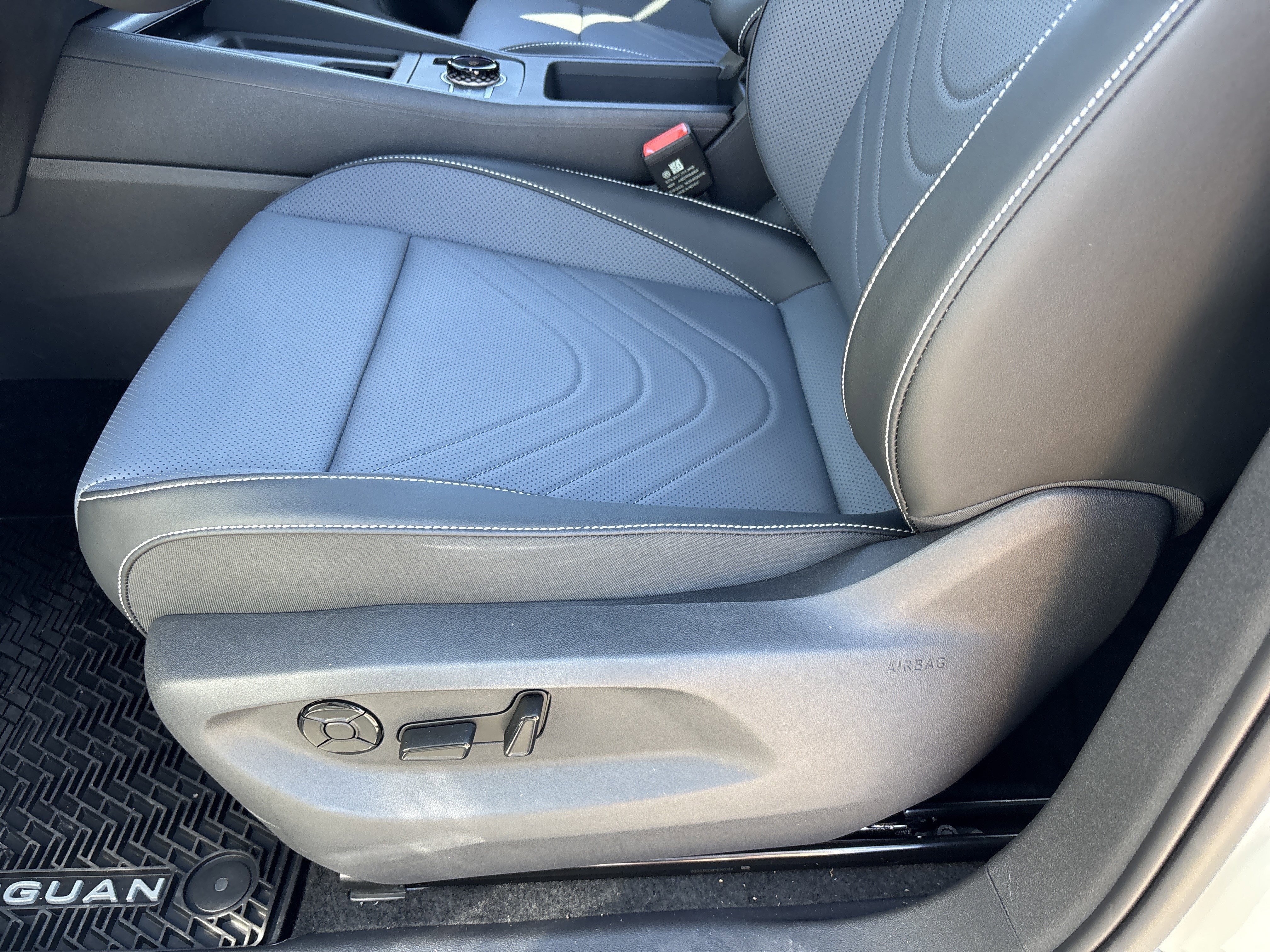New 2026 Opal White Pearl Volkswagen SE R-Line Black image 17